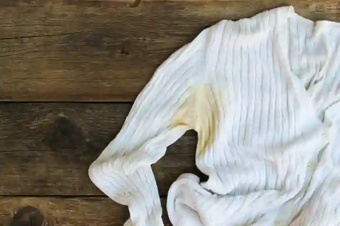 6 способов, которые помогут удалить пятна пота с одежды
