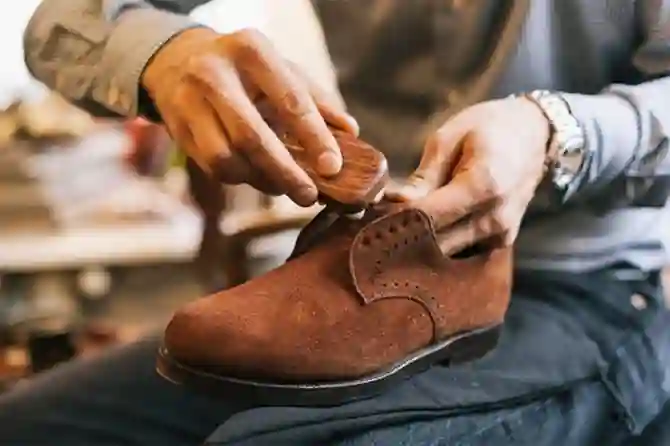 Чистка замши: лучшие советы по уходу за одеждой и обувью