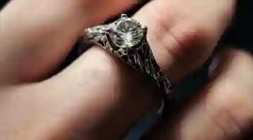 На какой руке носят обручальное кольцо